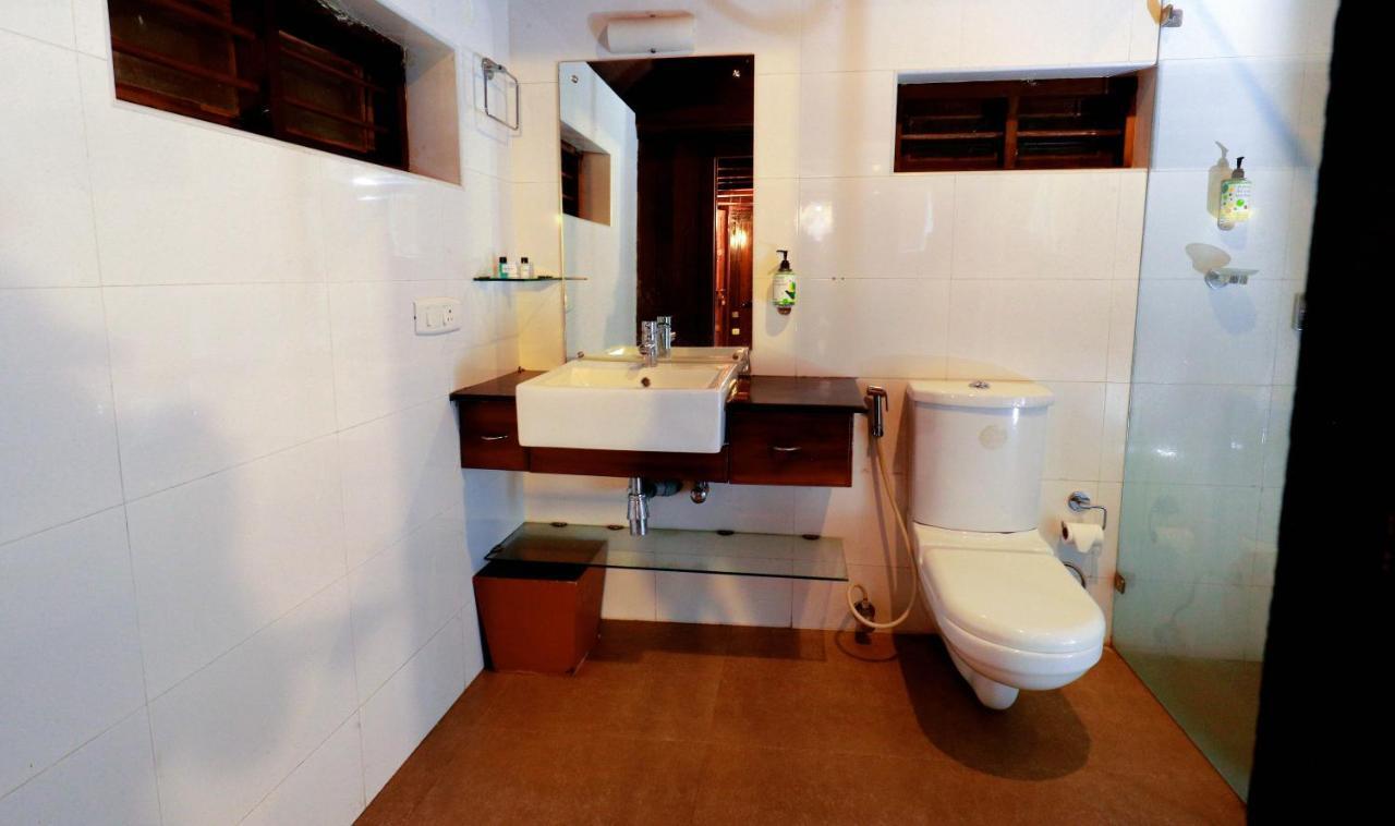 Triveny River Palace Hotel Alappuzha Kültér fotó