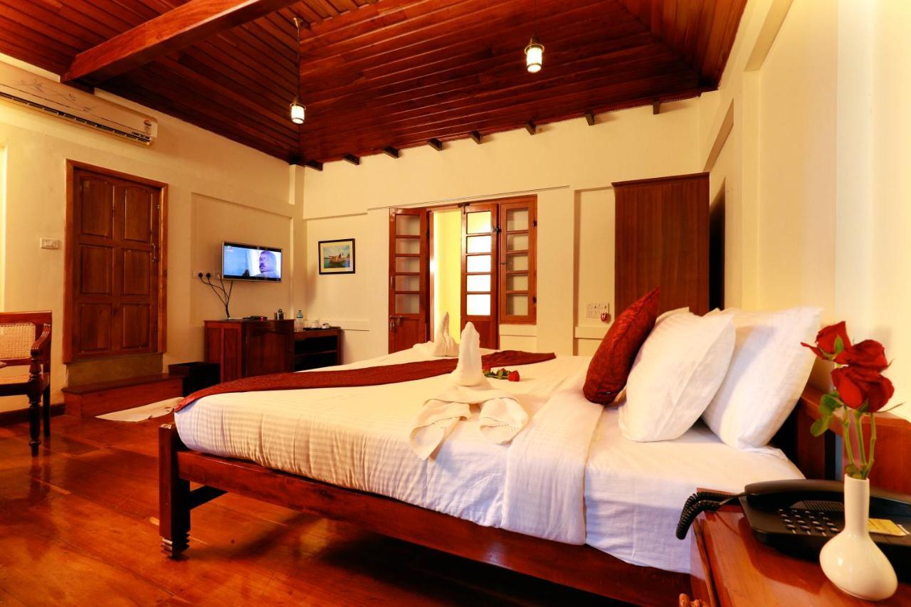 Triveny River Palace Hotel Alappuzha Kültér fotó