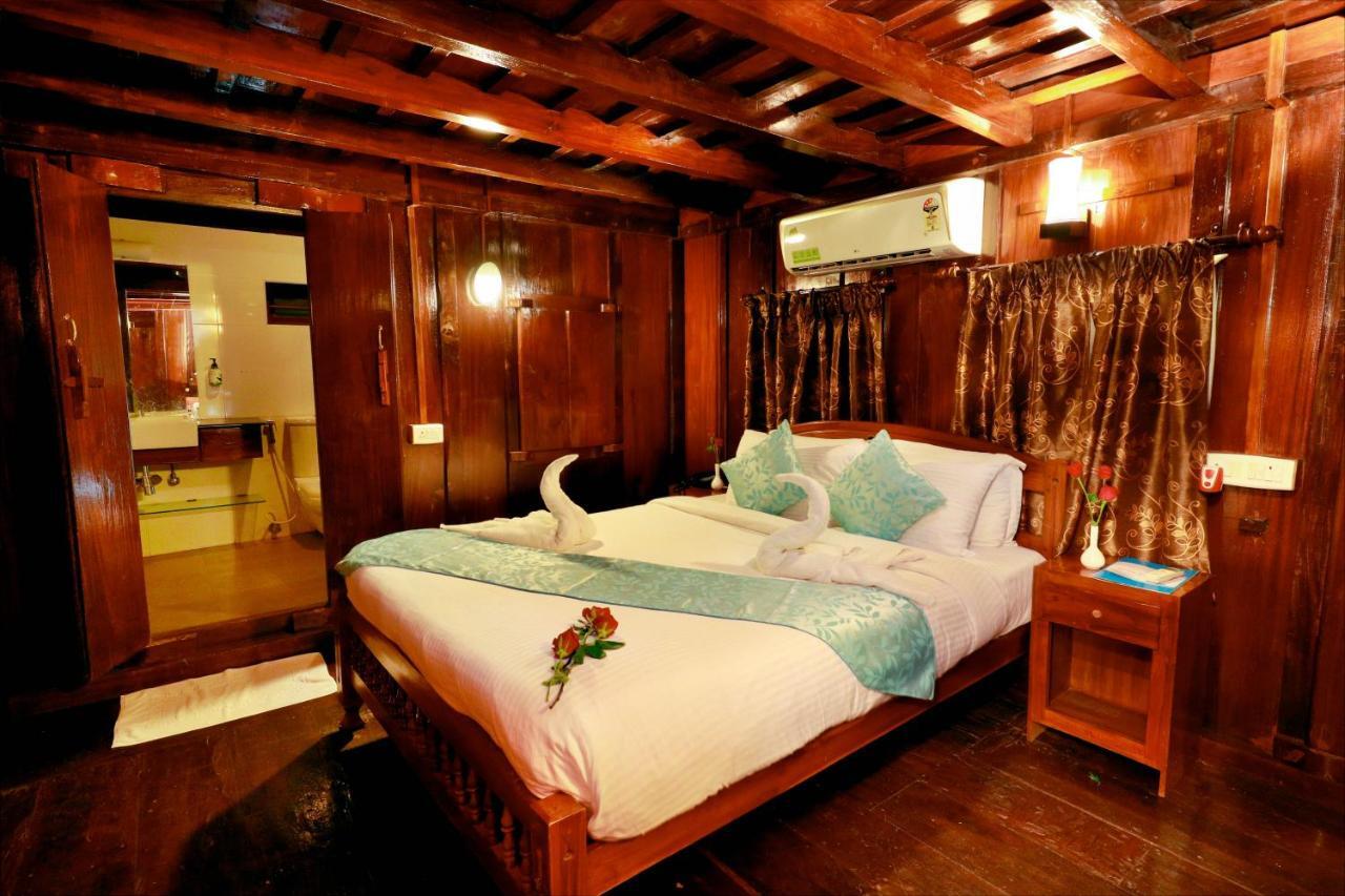 Triveny River Palace Hotel Alappuzha Kültér fotó