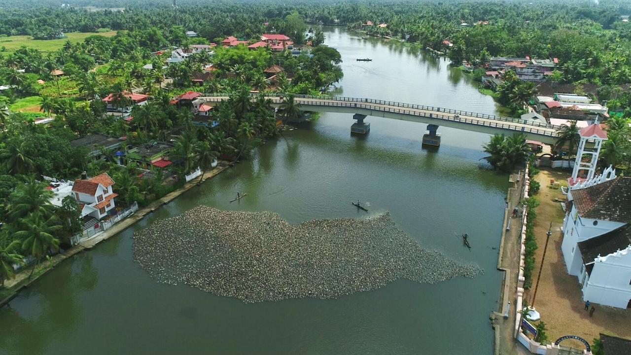 Triveny River Palace Hotel Alappuzha Kültér fotó